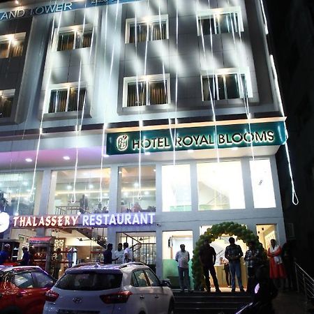 Hotel Royal Blooms Bangalore Bagian luar foto