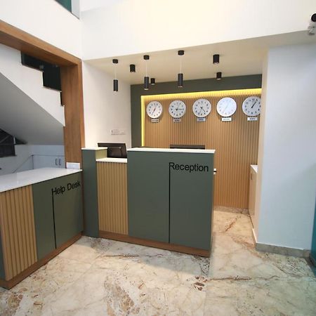 Hotel Royal Blooms Bangalore Bagian luar foto