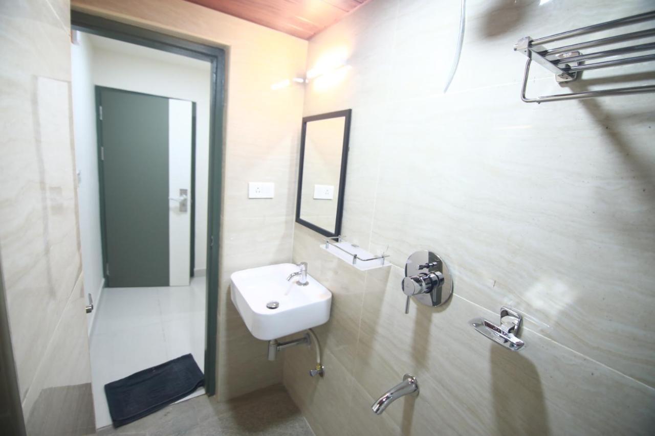 Hotel Royal Blooms Bangalore Bagian luar foto