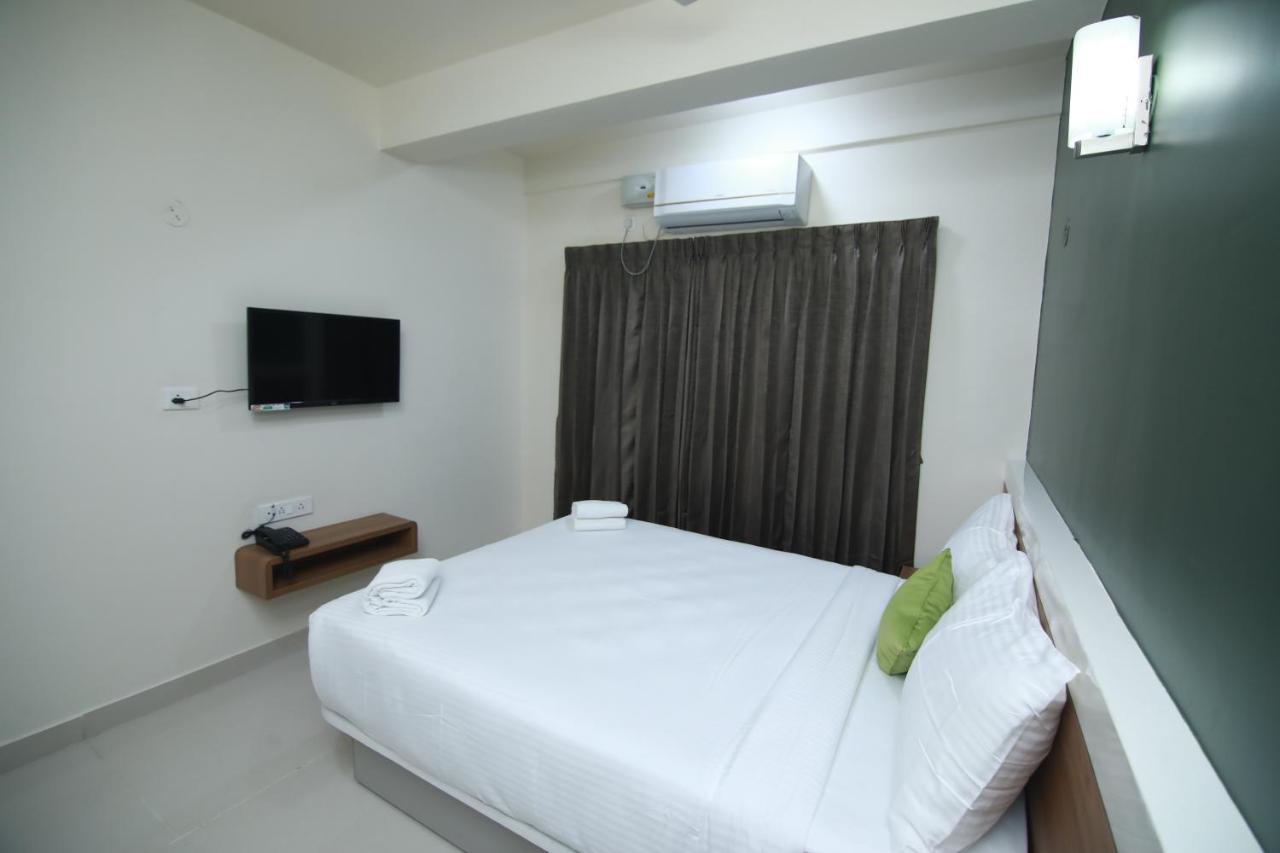 Hotel Royal Blooms Bangalore Bagian luar foto