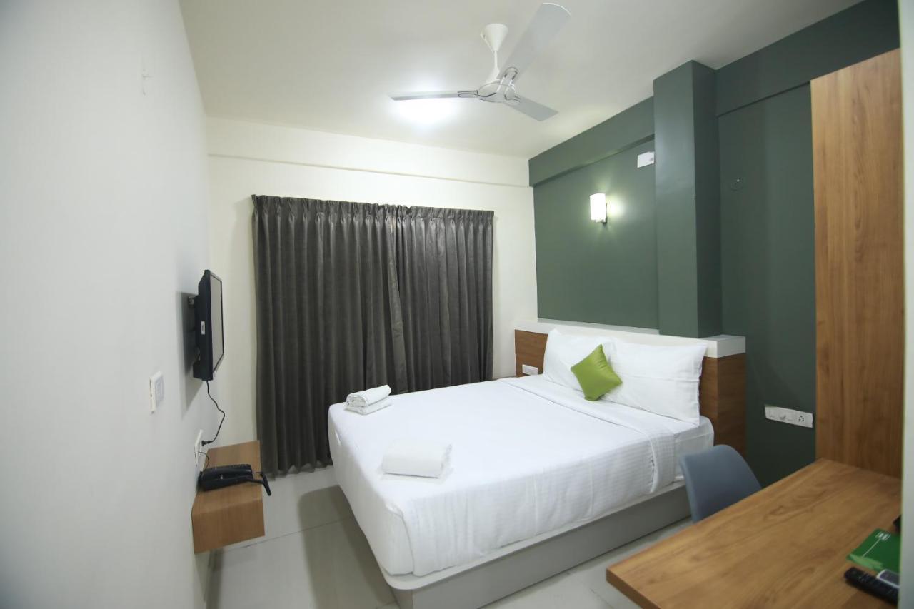 Hotel Royal Blooms Bangalore Bagian luar foto