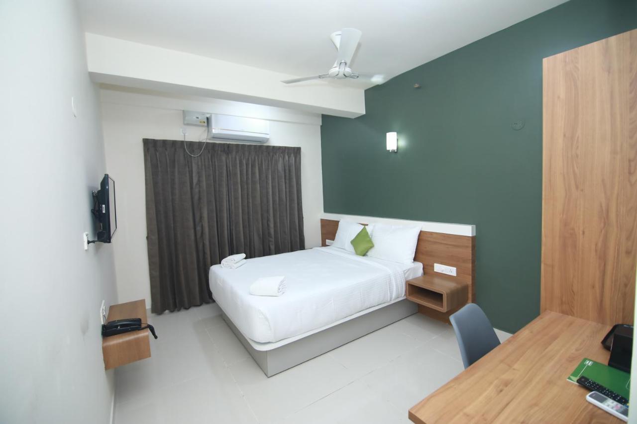 Hotel Royal Blooms Bangalore Bagian luar foto