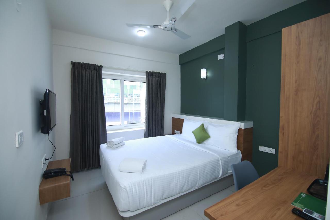 Hotel Royal Blooms Bangalore Bagian luar foto