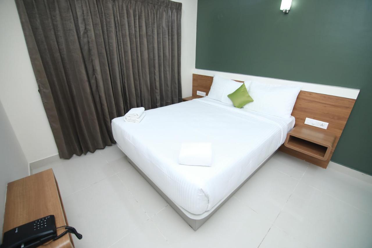 Hotel Royal Blooms Bangalore Bagian luar foto