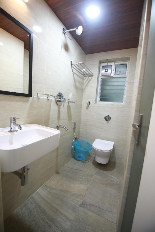 Hotel Royal Blooms Bangalore Bagian luar foto