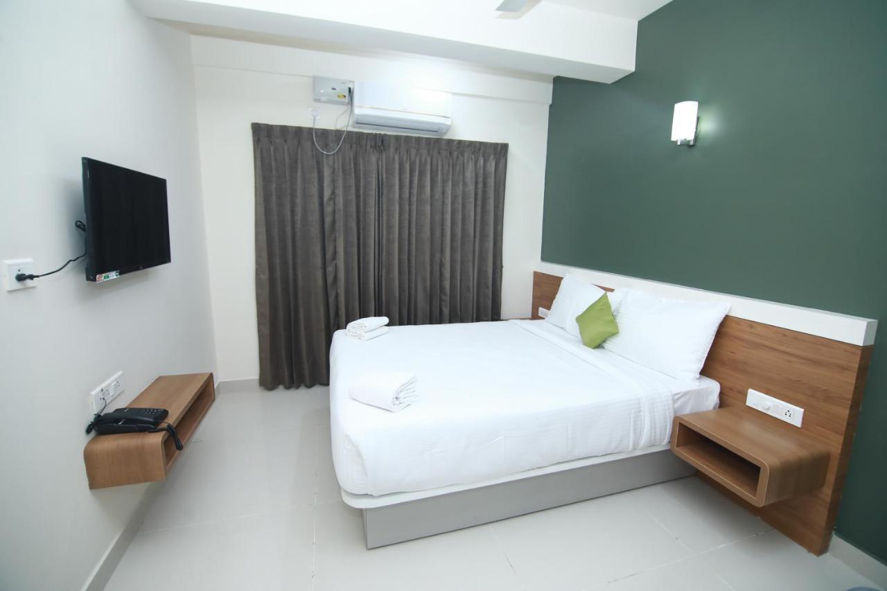 Hotel Royal Blooms Bangalore Bagian luar foto