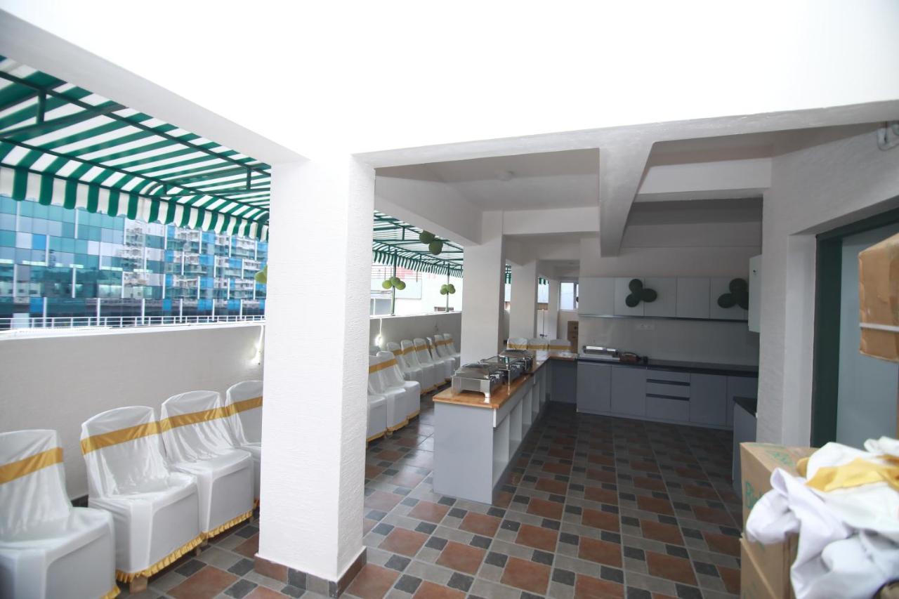 Hotel Royal Blooms Bangalore Bagian luar foto