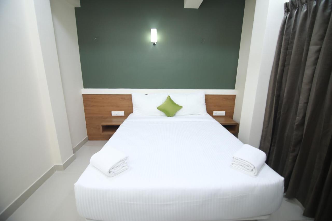 Hotel Royal Blooms Bangalore Bagian luar foto